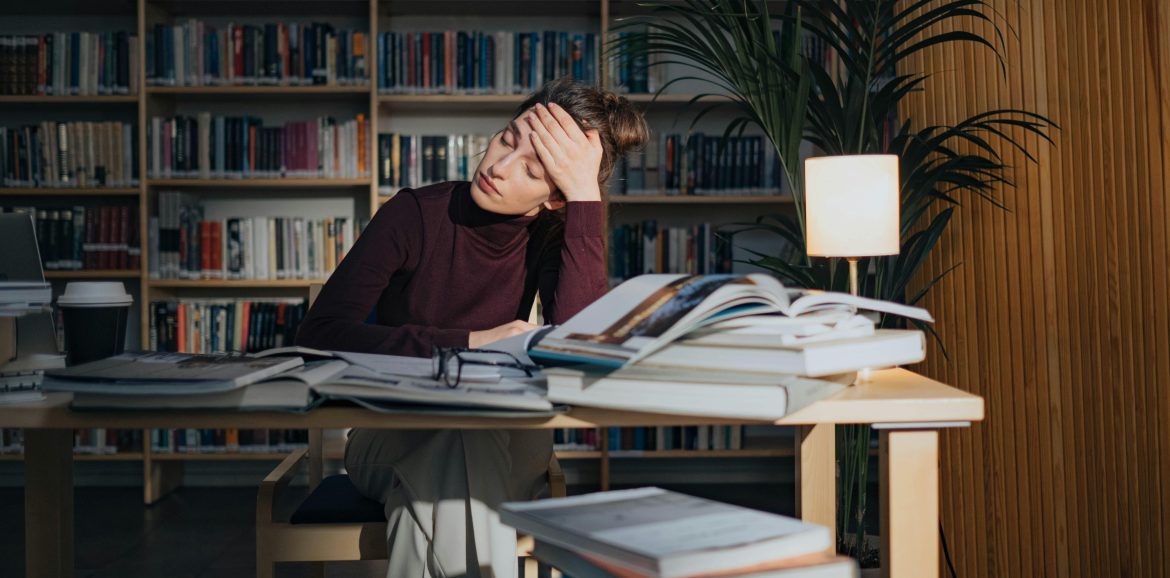 Therapist experiencing burnout vs compassion fatigue symptoms