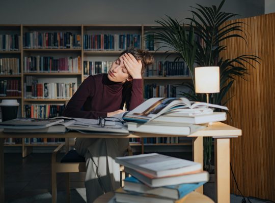 Therapist experiencing burnout vs compassion fatigue symptoms
